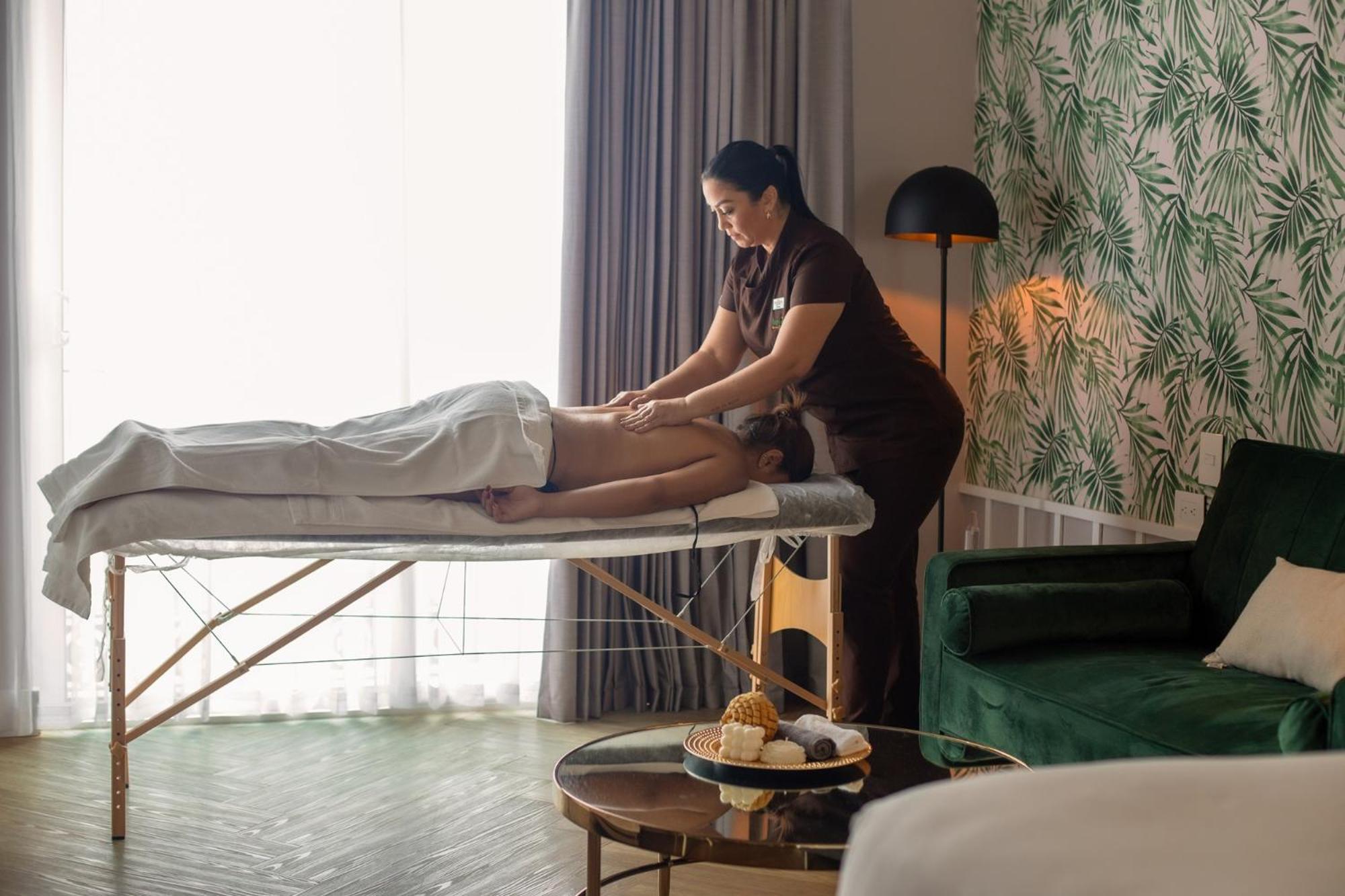 Отель Faranda Collection Barranquilla, A Member Of Radisson Individuals Барранкилья Экстерьер фото A massage therapist at work